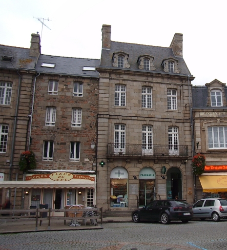 Vue générale ; Paimpol, le Centre-Ville. Immeubles à logements (18ème siècle)