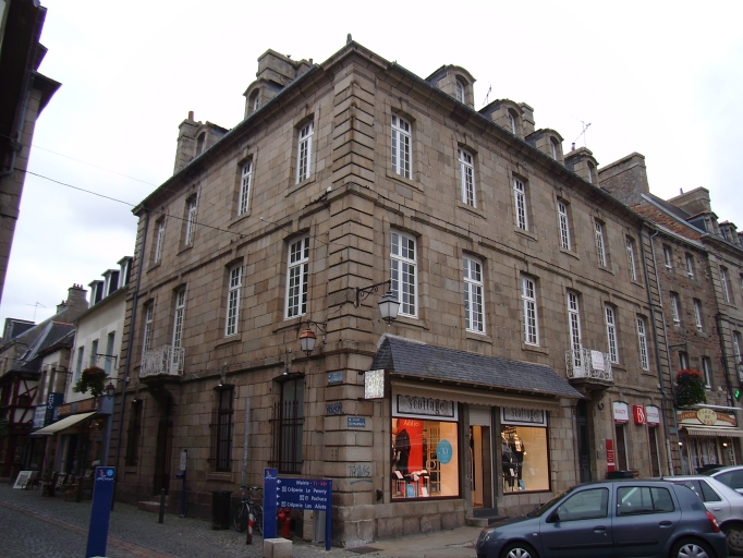 Paimpol, le Centre-Ville. Maison d'armateur (place du Martray), inscrite à l'Inventaire supplémentaire des monuments historiques le 7 août 1964 ; Vue générale ; Paimpol, le Centre-Ville. Maison d'armateur (2ème moitié du 18ème siècle)