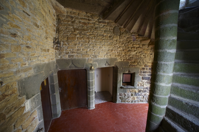 Hirgars. Manoir, 16e siècle. Rez-de-chaussée, portes de distribution et vue partielle de l'escalier ; Rez-de-chaussée, portes de distribution et vue partielle de l'escalier