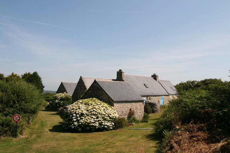 Ménesguen. Ancienne ferme, 2e quart 19e siècle, vue générale sud ; Ancienne ferme, vue générale sud. LP 204 ; Vue générale sud