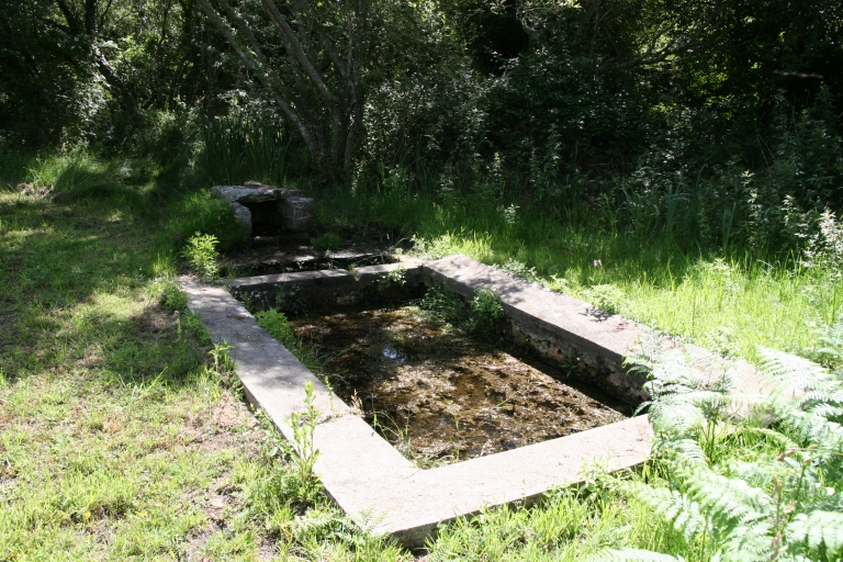 Vue générale ; Montourgard. Fontaine et lavoir associés, vue générale