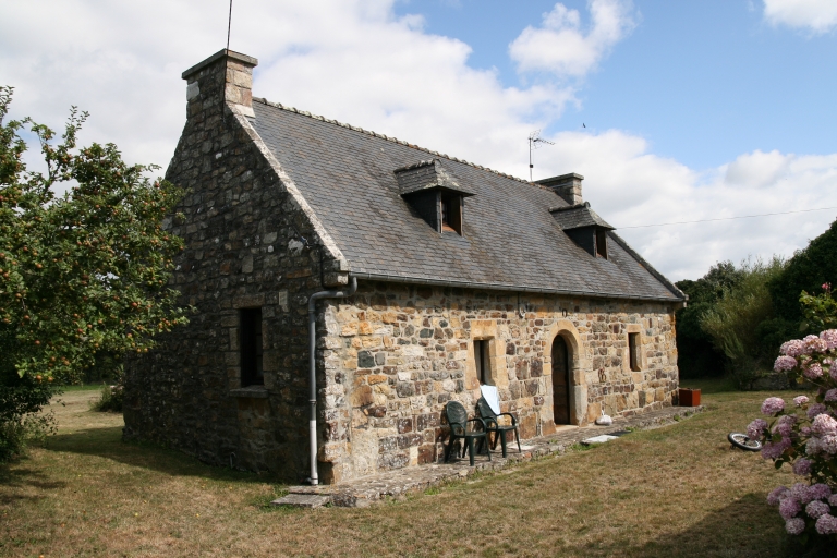 Vue générale sud-est ; Ancienne ferme 1644, remaniée, vue générale sud-est. NW 344