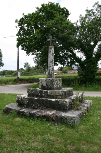 Vue générale ; Croix composite restaurée en 1852, vue générale. BP 97