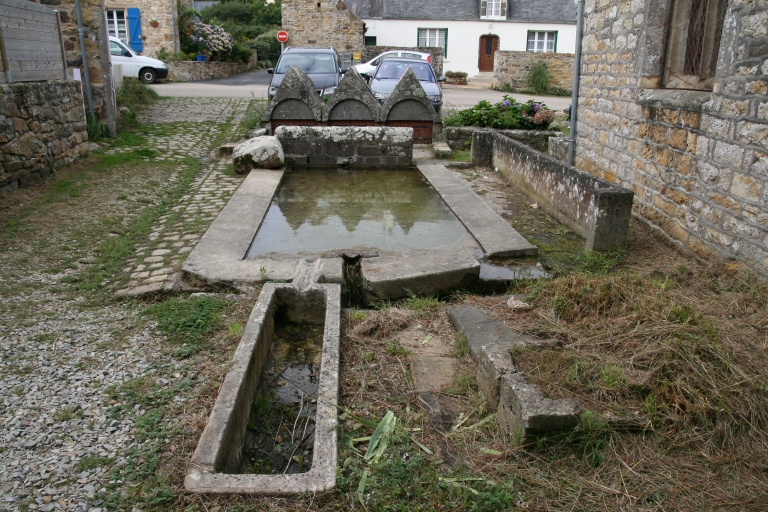 Vue générale ; Saint-Fiacre. Fontaine et lavoir, vue générale