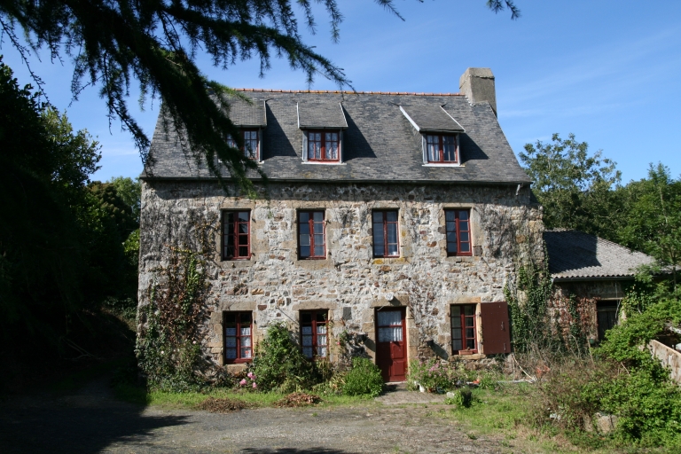 Vue générale sud ; Ancien manoir de Treyer, 17e siècle remanié en 1760. Vue générale sud