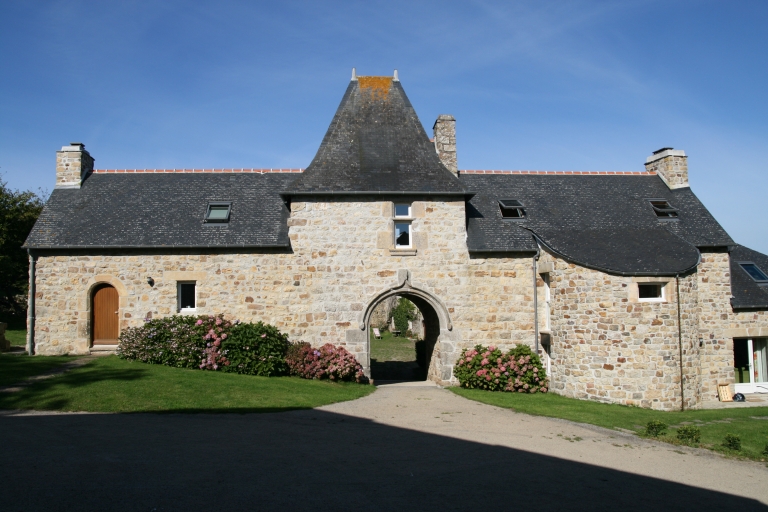 Gouandour. Manoir, 16e siècle, vue générale est   ; Vue générale est ; Ancien manoir de Gouandour, 16e siècle. Vue générale est