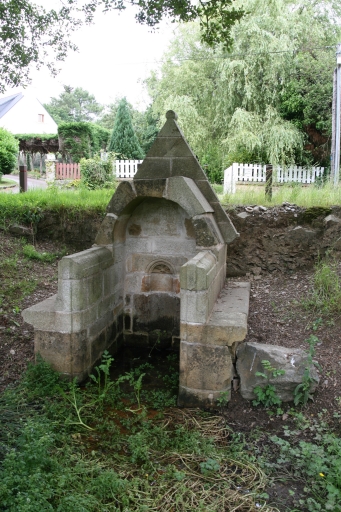 Fontaine Saint-Egarec, 17e siècle restaurée, vue générale. BP 98 ; Vue générale ; Saint-Jean Leïdez. Fontaine de dévotion Saint-Egarec, vue générale