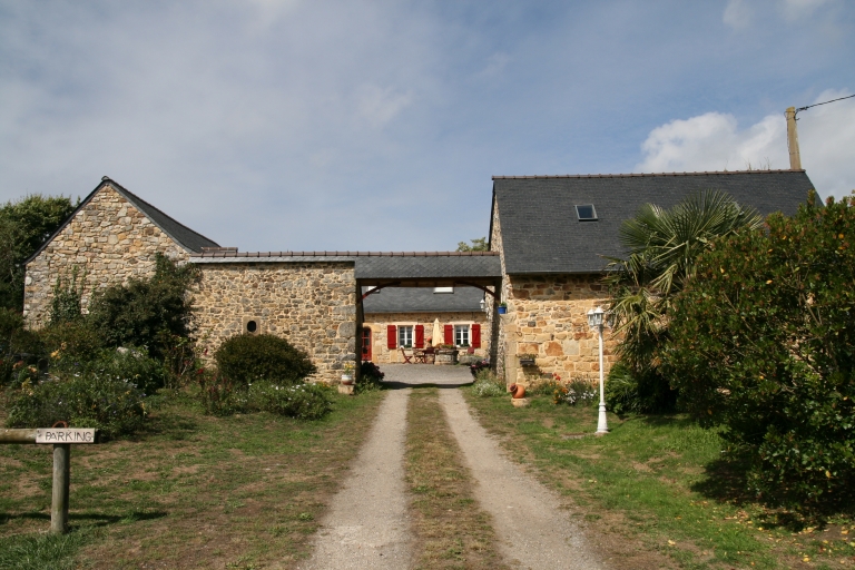 Vue générale sud ; Ancienne métairie noble de Kerivoaler, 1604. Vue générale sud