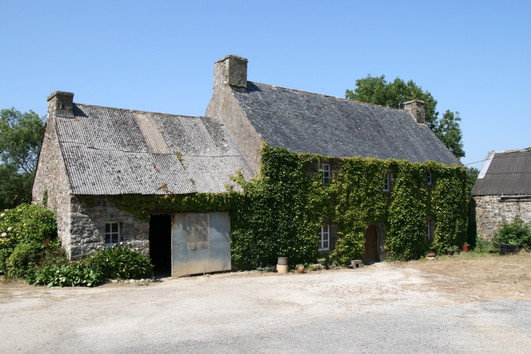 Vue générale sud ; Ancien manoir de Kerbiriou, limite 16e siècle 17e siècle, remanié 18e siècle 19e siècle. Vue générale sud