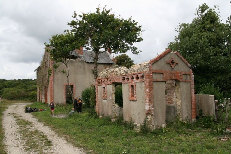 Vue générale. Etat en 2010 avant restauration  ; Gare de Perros-Poullouguen, vue générale