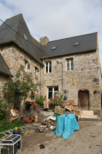 Vue générale sud-est ; Ancien manoir de Lamboëzer, 17e siècle. Vue générale sud-est