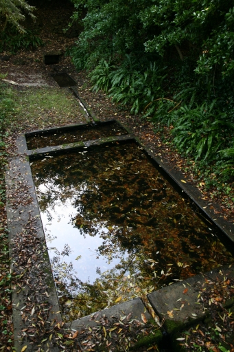 Lesteven. Fontaine et lavoir, vue générale ; Vue générale ; Lesteven. Fontaine et lavoir associés, vue générale