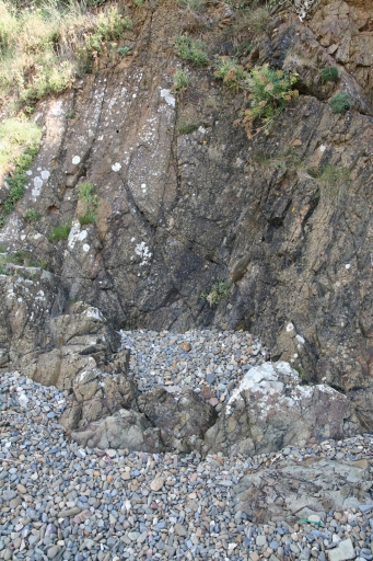 Vue générale ; Pointe de Raguénez. Ancienne fontaine sur la grève