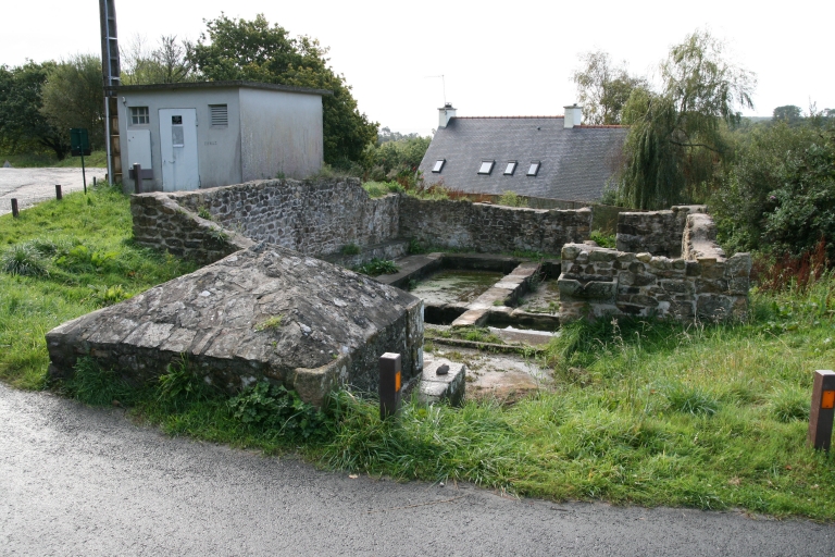 Vue générale nord ; Le Yunic. Fontaine et lavoirs, vue générale