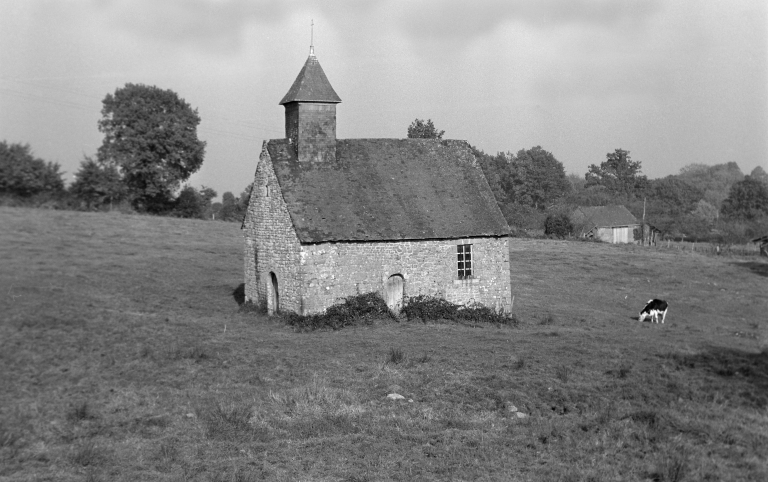 Vue générale ; La chapelle de l'Hermitage dans les années 1970