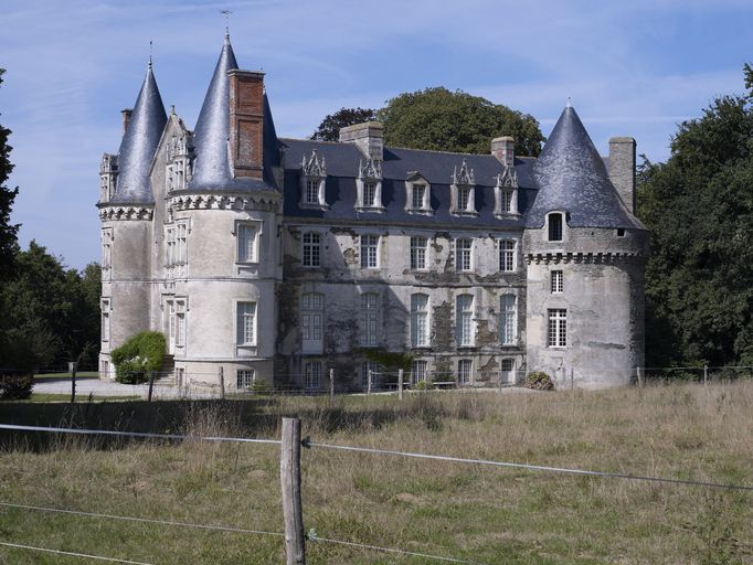 Château fort puis château, le Crévy (La Chapelle-Caro fusionnée en Val d'Oust en 2016)