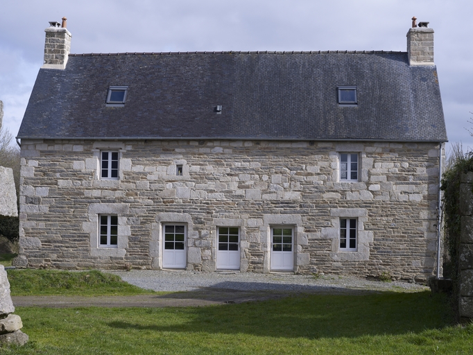 Loguivy-Plougras, le Dresnay : ferme (n° 3), ancienne métairie noble ; Loguivy-Plougras, le Dresnay : ancienne métairie noble, vue ouest