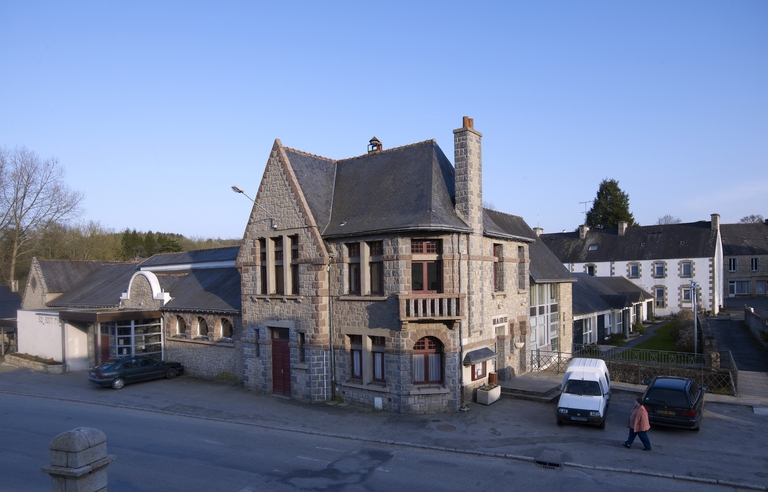 Loguivy-Plougras, le bourg : mairie, vue nord-ouest