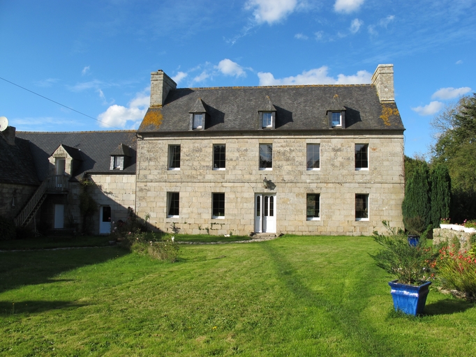Le Vieux-Marché, Keramborn : logis de ferme daté 1826 et dépendance, élévation sud