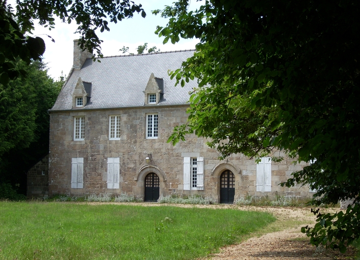Plounévez-Moëdec, Prat Carric : manoir, élévation antérieure orientée est