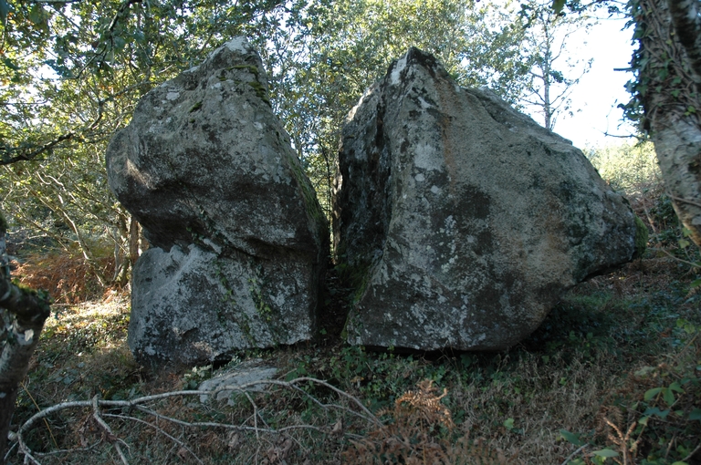 Lanvellec, chemin de Goas Ninon : ancienne carrière dite la pierre fendue