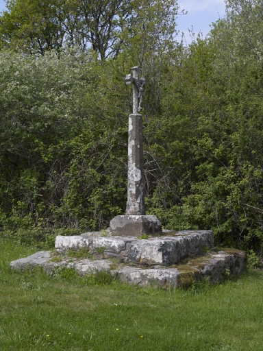 Vue générale ; Kervandez. Croix, fût et socle 16e siècle, croisillon 19e siècle, vue générale