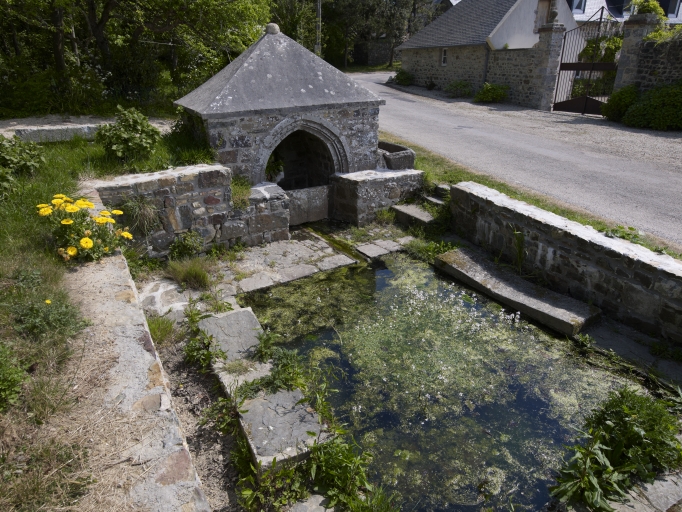 Trébéron. Fontaine de dévotion Saint-Jean, 19e siècle, vue générale ; Vue générale ; Trébéron. Fontaine et lavoir, vue générale