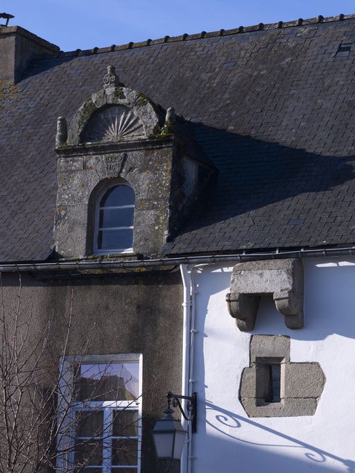 7 et 5, place de l'Église : lucarne et fausse bretèche (état en 2011)