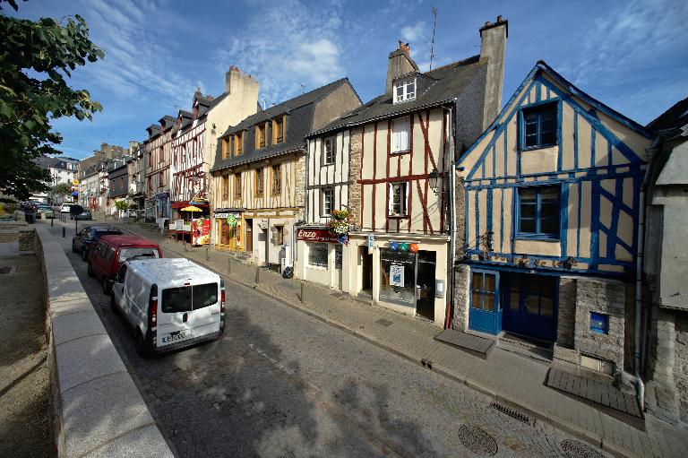 Vue vers l'est, maisons versant sud de la rue ; Rue Saint-Patern, de l'Hôpital et des deux frères Joubaud : vue vers l'est, maisons versant sud de la rue