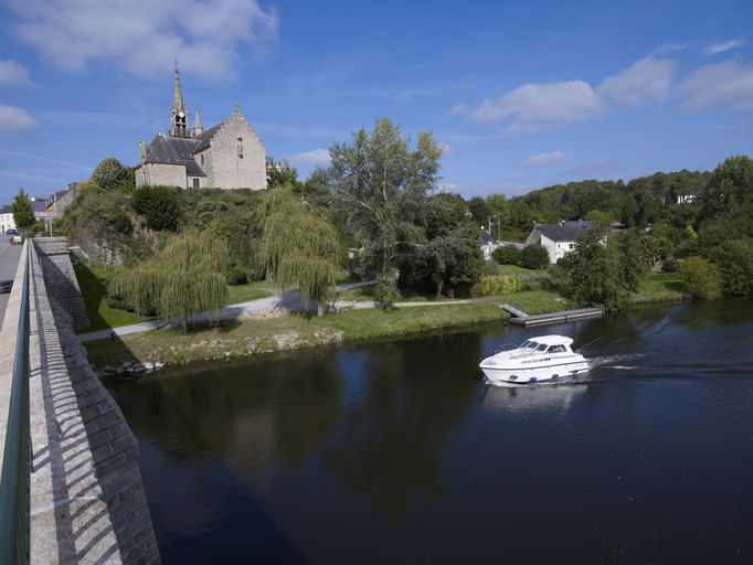 Église : vue de situation prise depuis le pont (état en 2011)