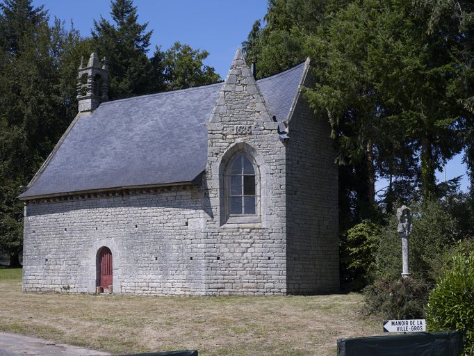 Manoir : chapelle vue du sud-est, avec la croix monumentale (état en 2011)