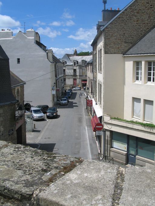 Vue de la rue depuis l'enceinte vers l'ouest