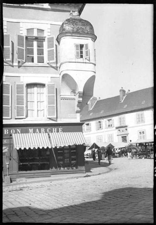 Vue de l'hôtel (à droite de l'hôtel de Francheville). Photographie ancienne, 1901, par Lucien Roy, architecte. Société Française d'Archéologie et Ministère de la Culture (France) - Médiathèque de l'architecture et du patrimoine - diffusion RMN.