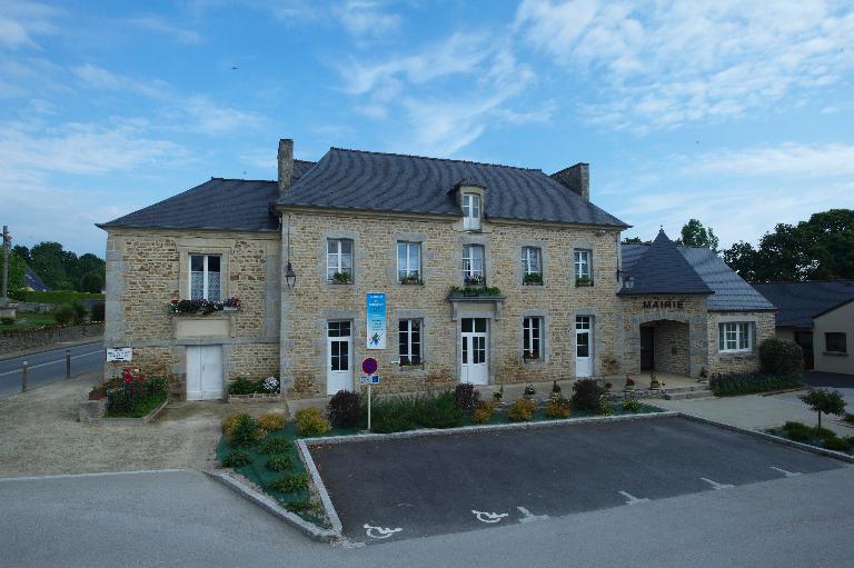 La mairie-école : façade principale