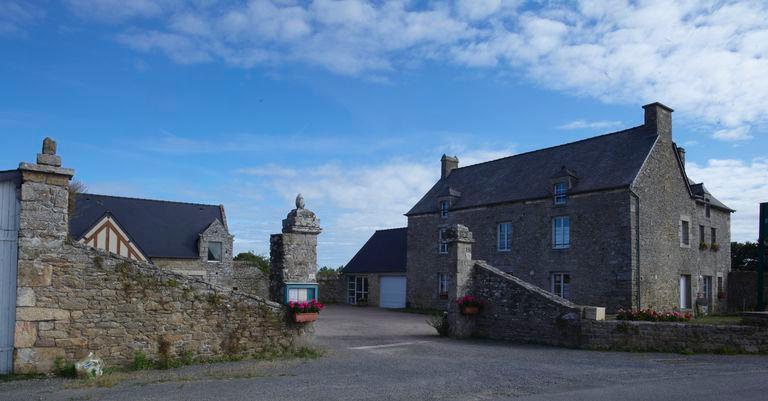 Vue générale prise de l'entrée