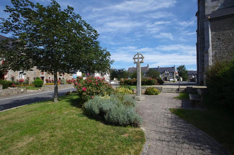 Vue générale ; Bourg, ancienne croix de cimetière, début du 16e siècle 