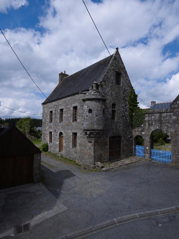 Plounérin, le bourg, rue de l'Eglise : manoir de Keraez