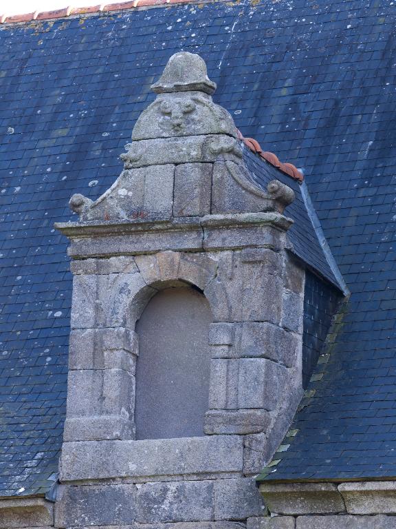 Plouaret, Guernanchanay : manoir et cour intérieure. Elévation nord, détail de la lucarne axiale (en position centrale)