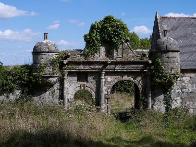Plouaret, Guernanchanay : portail monumental du manoir comprenant une porte charretière et une porte piétonne encadrées de deux guérites ; Plouaret, Guernanchanay : portail monumental du manoir comprenant une porte charretière et une porte piétonne encadrées de deux guérites
