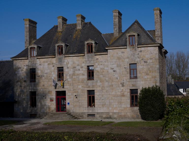 Cavan, le bourg, 3 rue Jean Monnet : ancien presbytère puis Maison de la Culture Bretonne en Trégor-Goëlo