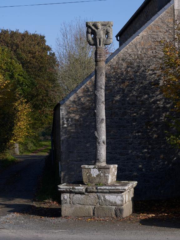 Cavan, le bourg, rue Charles et Henri Avril : calvaire, vue générale