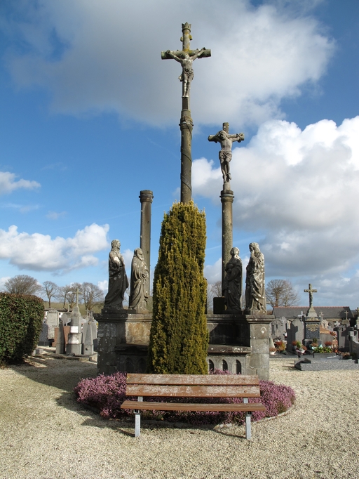 Plouaret, le bourg : cimetière, calvaire du sculpteur Yves Hernot père, élévation antérieure