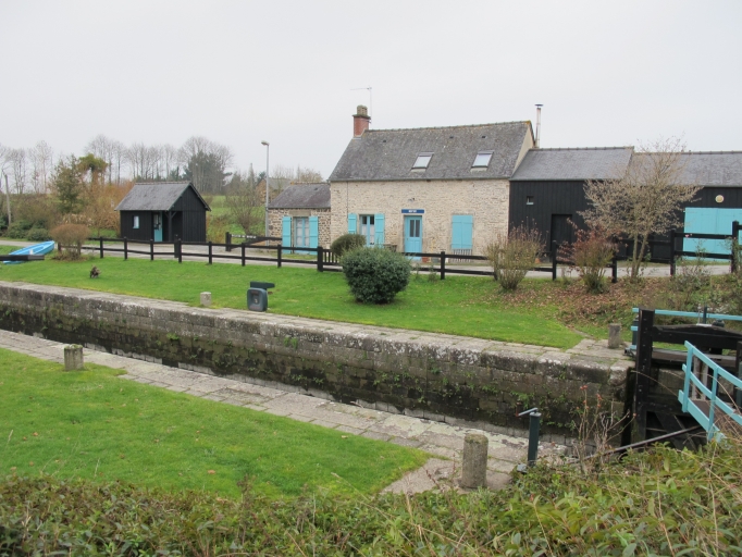 La maison éclusière et la chambre d'écluse prises du pont
