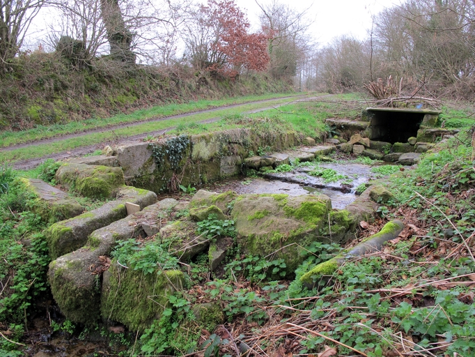 Cavan, Le Grinec : fontaine et lavoir (ou routoir à lin : ?)