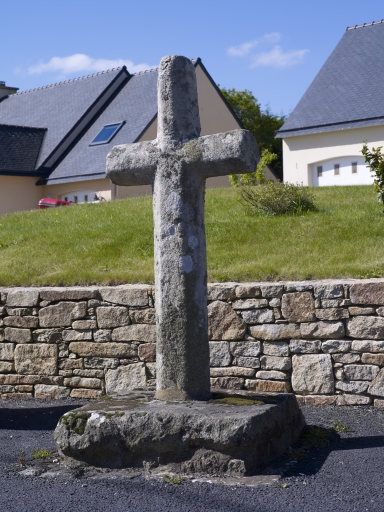 Vue générale ; Kernéden. Croix dite de Saint-Gildas, 15e siècle, vue générale