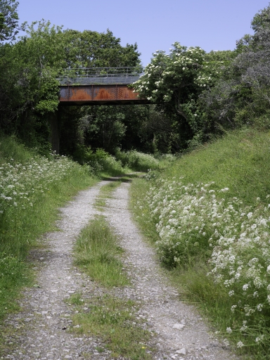 Vue générale ; Perros-Poullouguen, ancien pont de chemin de fer. Vue générale