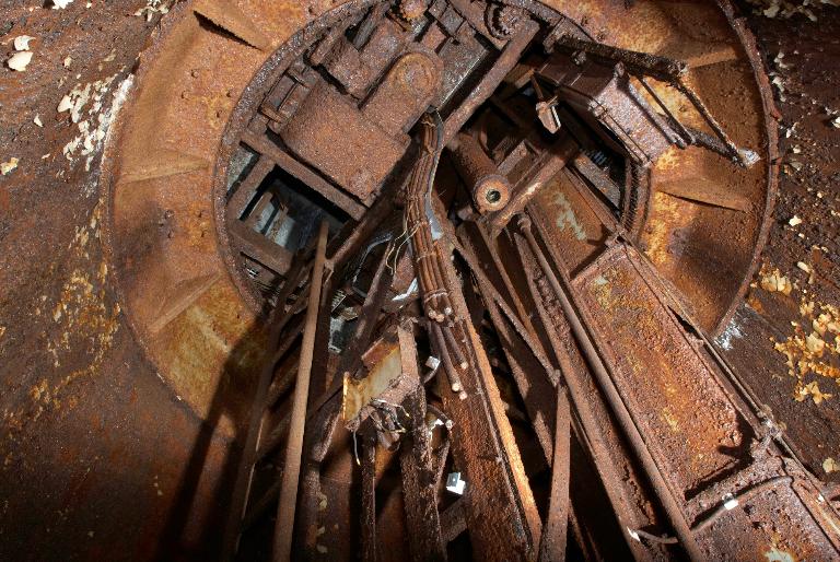 Vue intérieure de l'abri sud pour mortier de type 664 (B116) : palier supérieur. La cloche blindée abritait un mortier léger de 10,5 cm de calibre (Leichte Turmhaubitz L/14m 100)