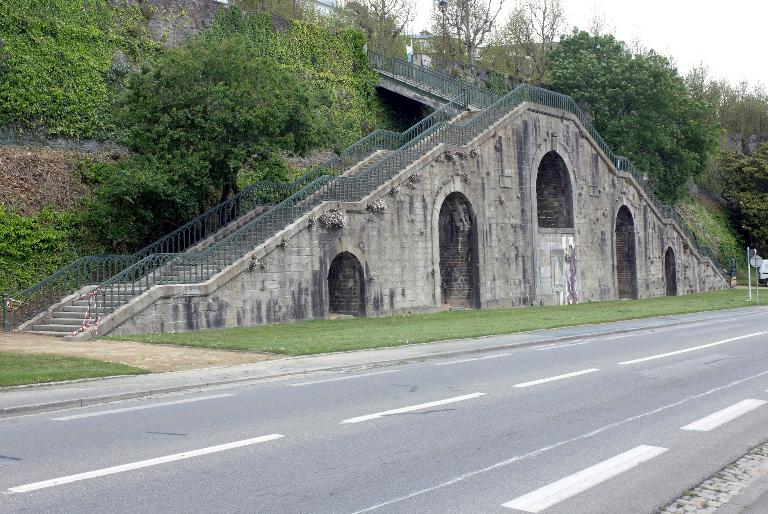 Porte et escalier fortifiés conduisant du port de Commerce au Cours Dajot (1868) (Brest)