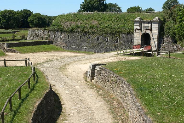 Brest : la redoute du Questel, place d'armes de la porte, chemin d'accès, photographie réalisée le 2 juin 2009. La chaussée empierrée est d´origine