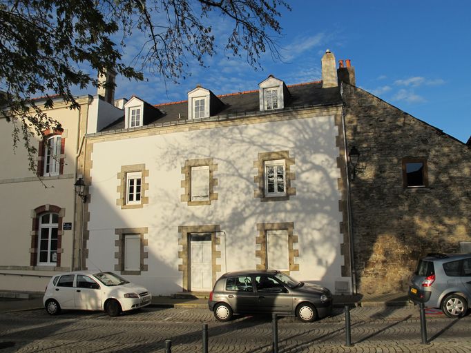 Vue du logement du directeur ; Vue de la place et du logement du directeur de l'école Jules Ferry